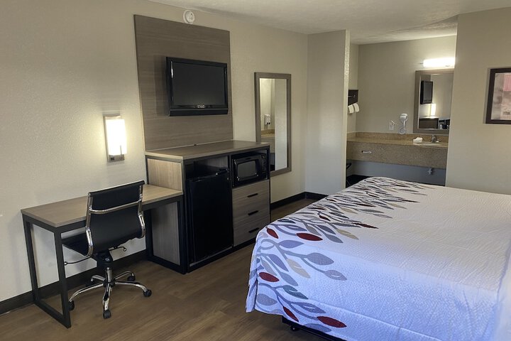 Deluxe King Bed (6 of 9)