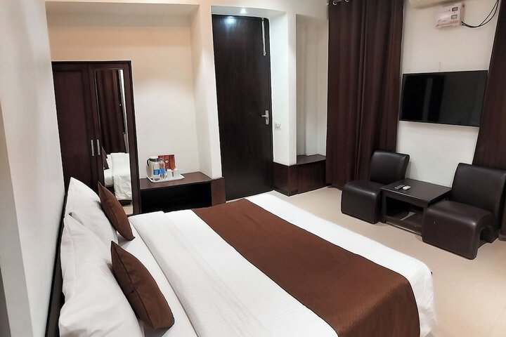 Room 9 of 18