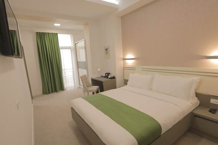 Room 11 of 28