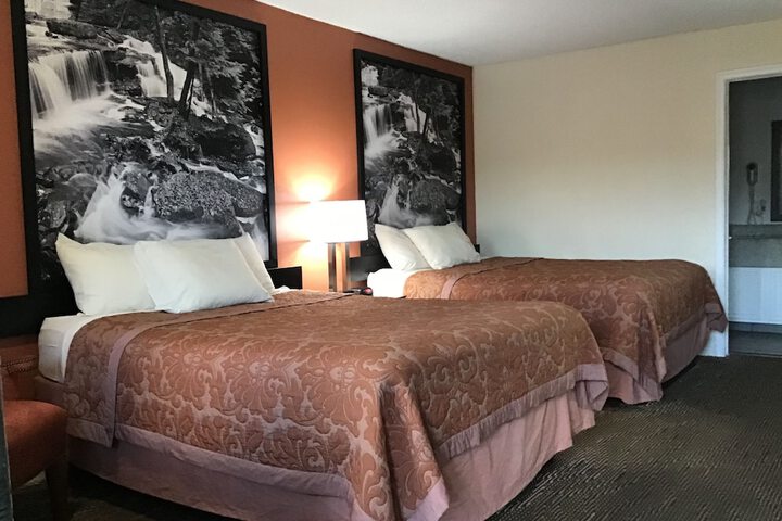 1 Queen Bed Accessible Room (3 of 16)
