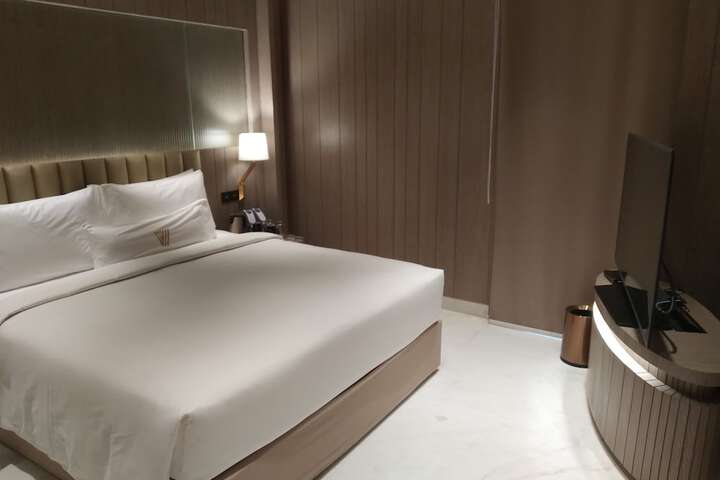 Room 9 of 43