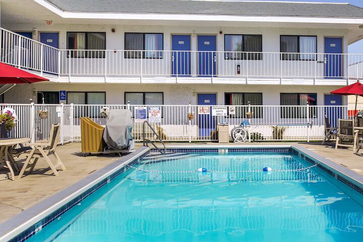 Hotel Pool
