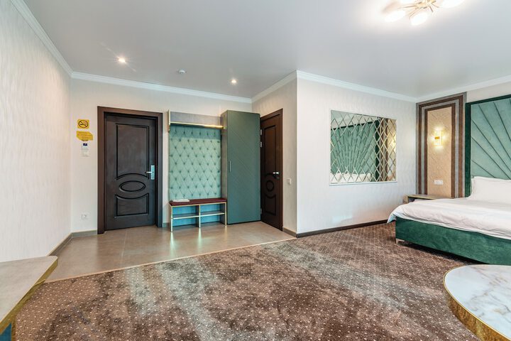 Room 33 of 84