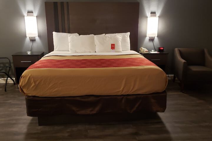 1 King Bed (11 of 15)