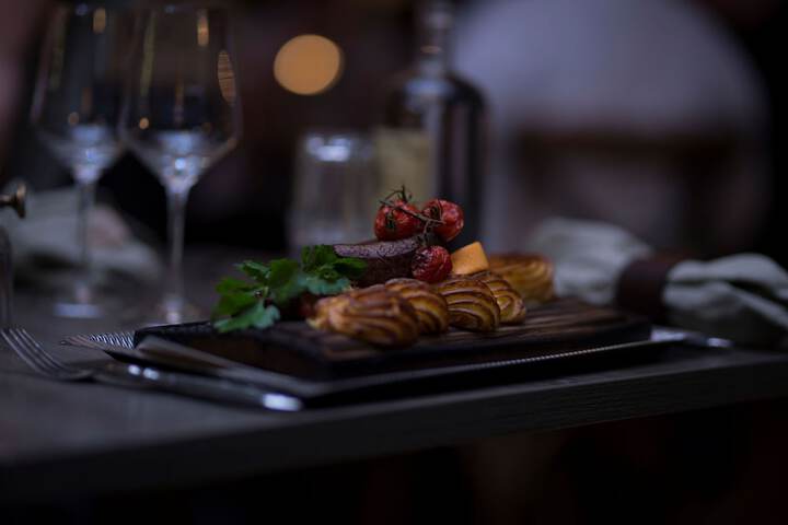 Dining 24 of 32