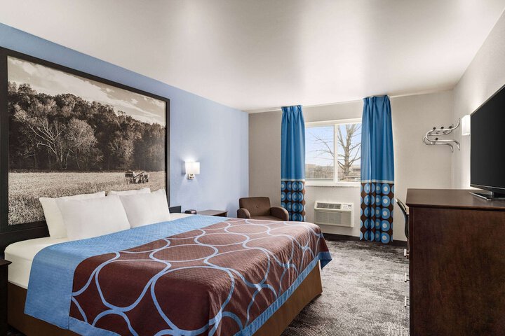1 King Bed (2 of 14)