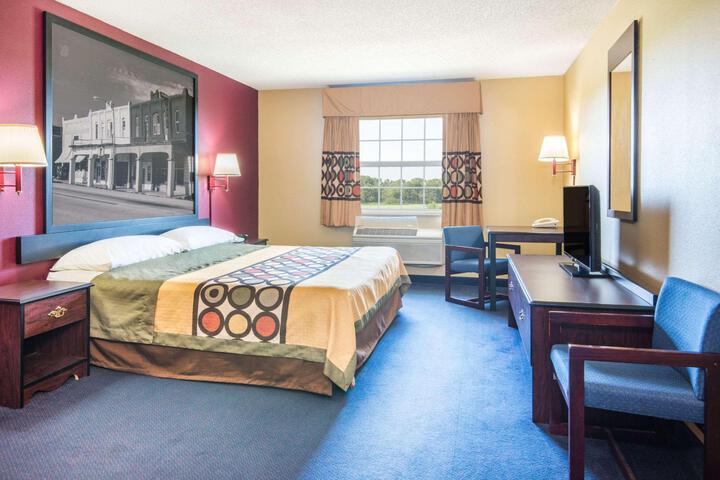 1 King Bed Efficiency (9 of 15)