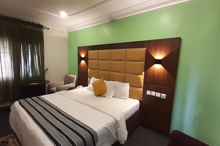 Room 7 of 12