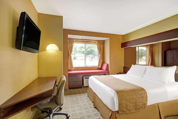 1 Queen Bed (15 of 16)