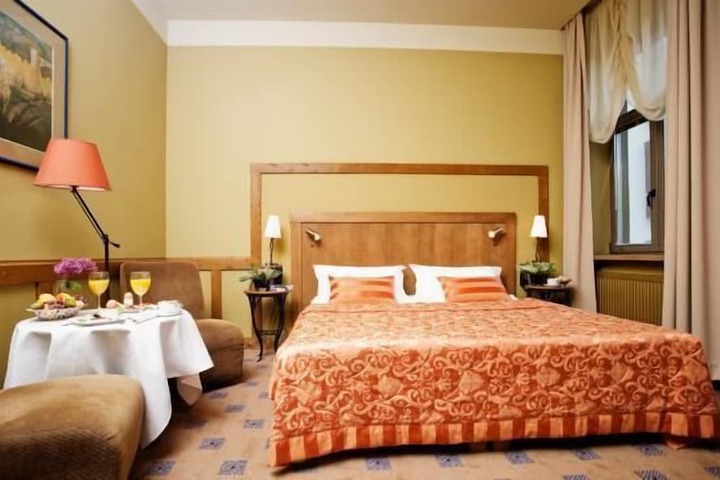 Room 9 of 33