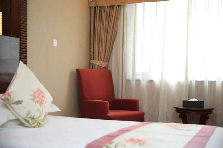 Room 6 of 25