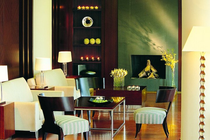 Lounge 20 of 24