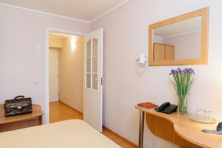 Room 6 of 100
