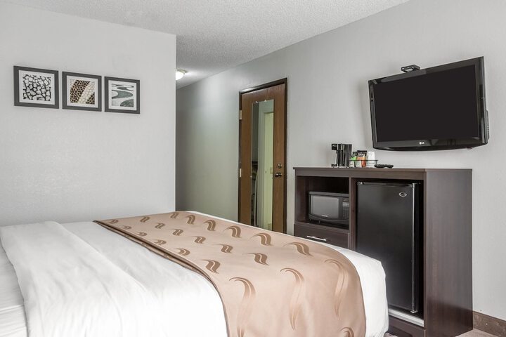 1 King Bed (6 of 21)