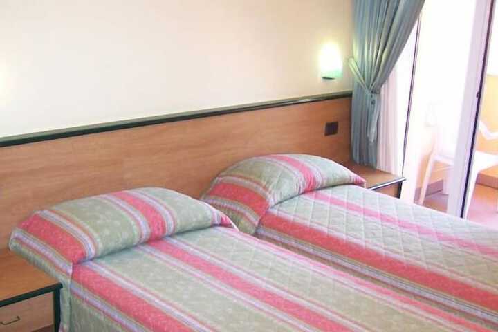 Room 6 of 33