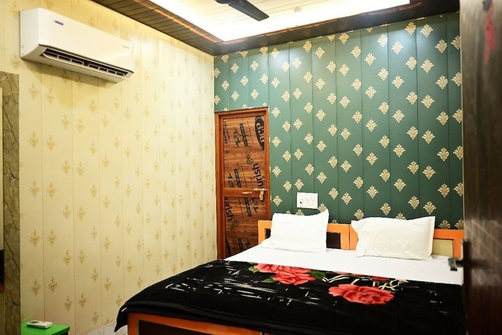 Room 6 of 9