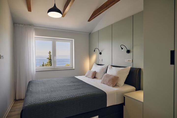 Room 6 of 62