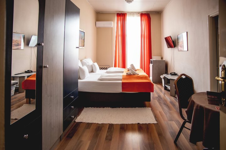 Room 14 of 38