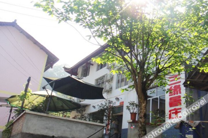 Emeishan Sanyuan Shuzhuang Home Stay
