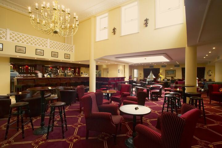 Lounge 33 of 41