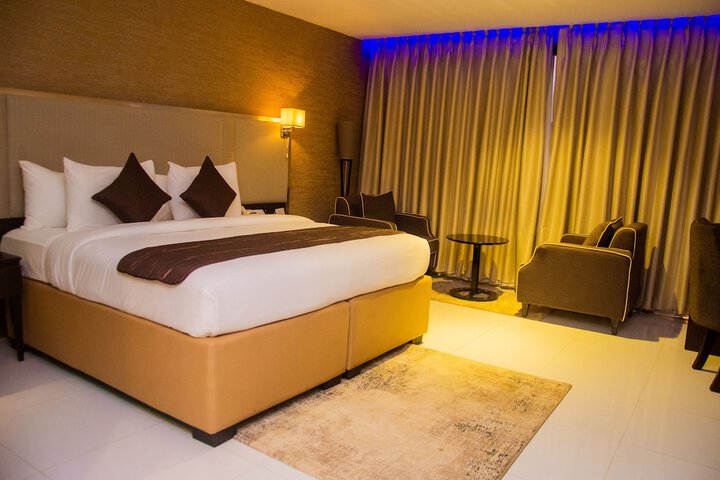 Room 8 of 33