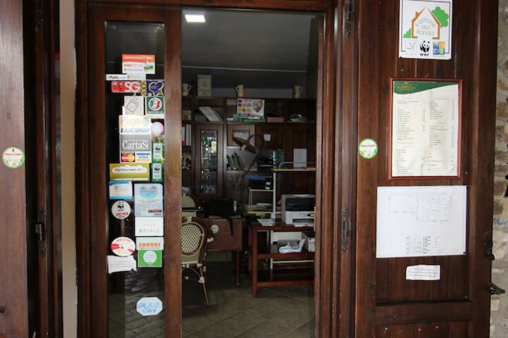Check-in/check-out kiosk