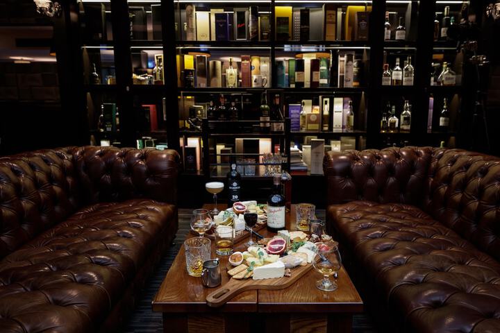 Lounge 75 of 86