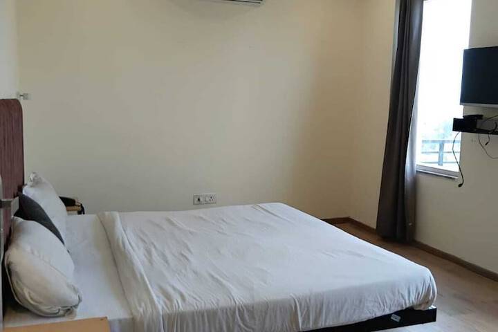 Room 7 of 12