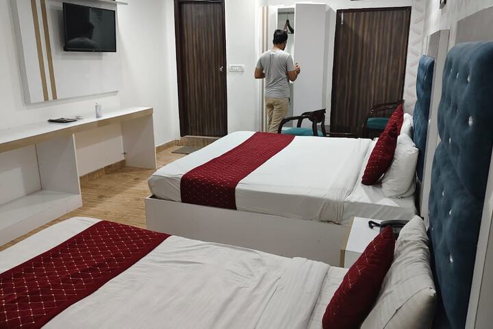 Room 9 of 31