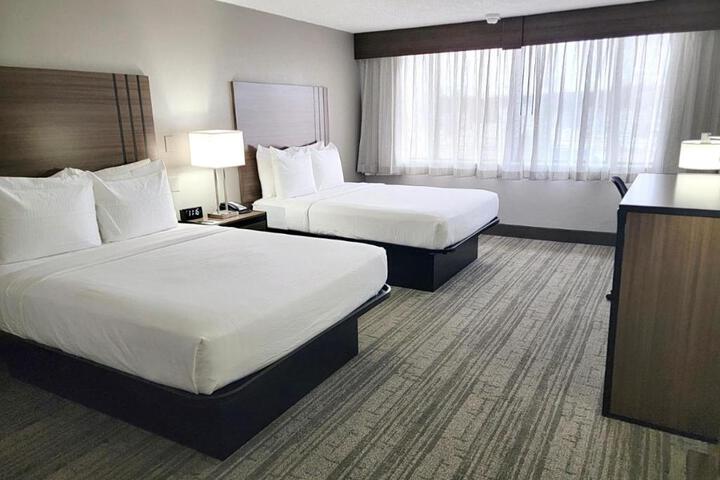 1 Queen Bed (6 of 10)