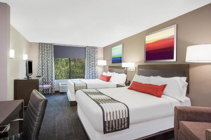 2 Queen Beds Deluxe Room (6 of 9)