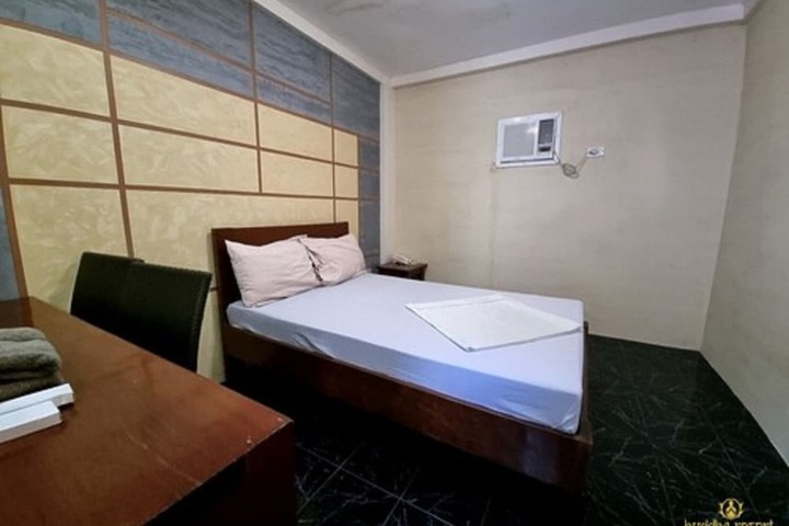 Room 13 of 38