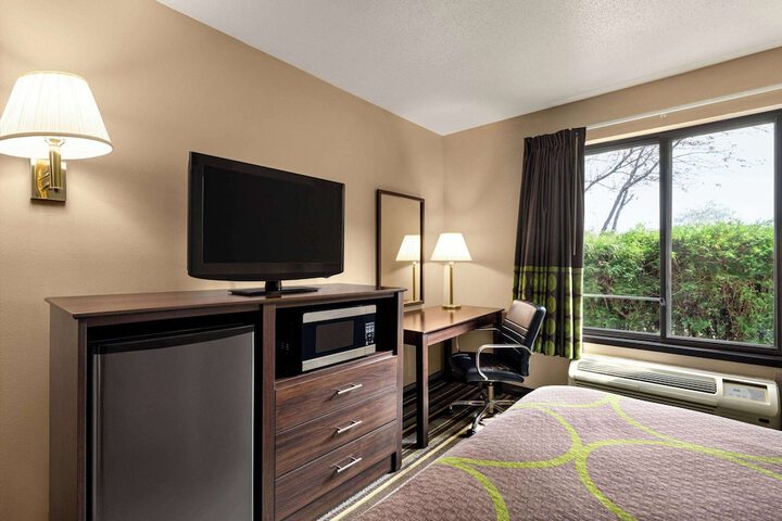 1 Queen Bed (24 of 24)