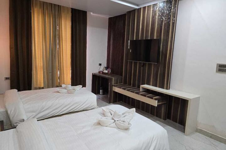 Room 3 of 7