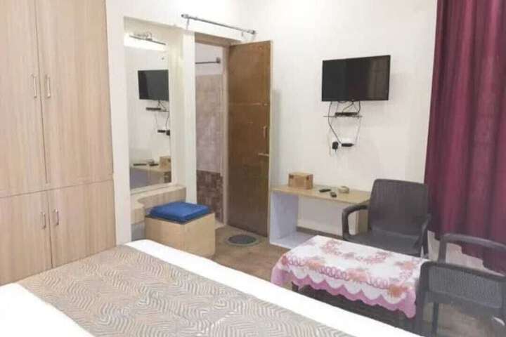 Room 4 of 15