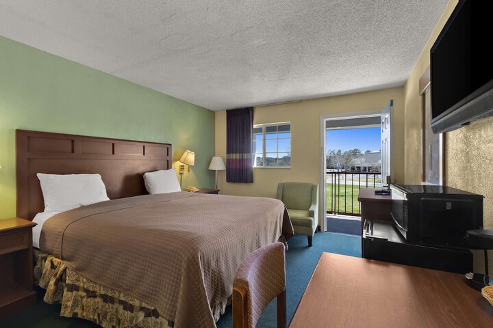 Accessible 1 King Bed - Free WiFi, Microwave, Minifridge Coffeemaker Cable TV Desk (10 of 11)