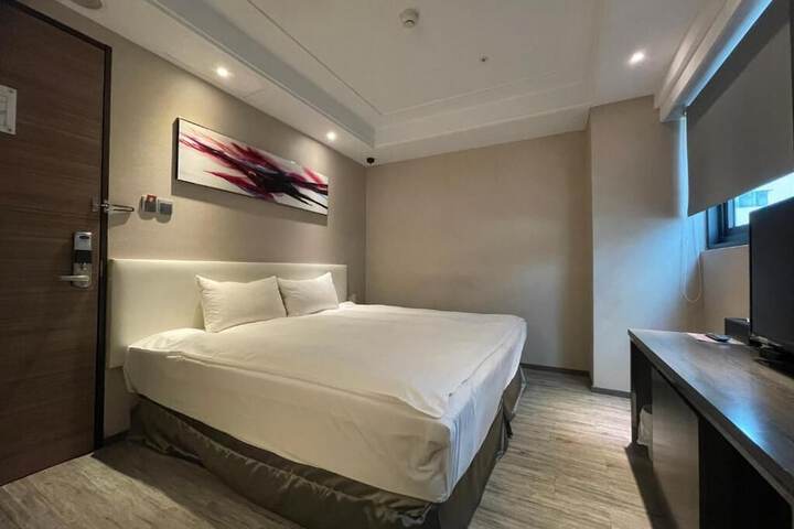 Room 8 of 12