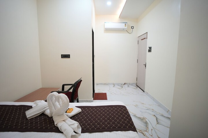 Room 9 of 13