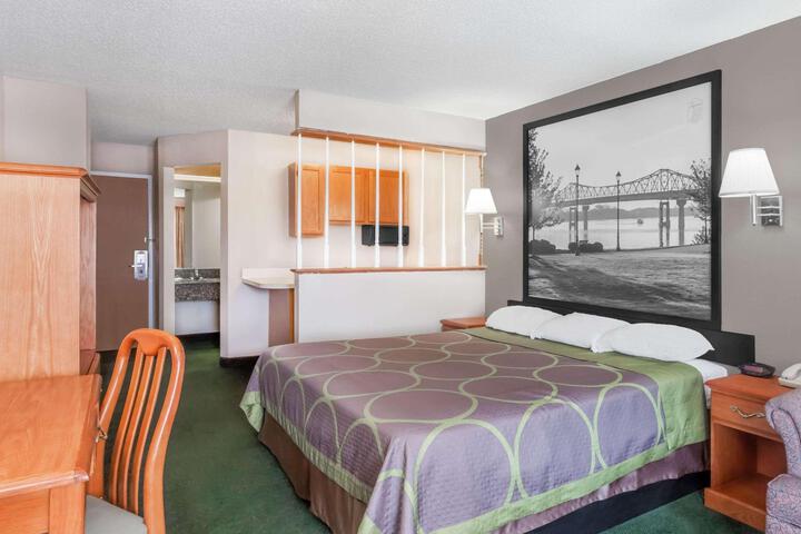 1 Queen Bed (9 of 13)