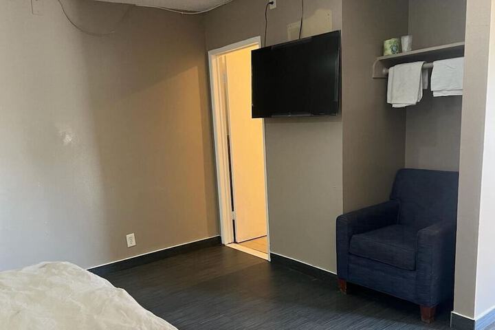 Room 5 of 16