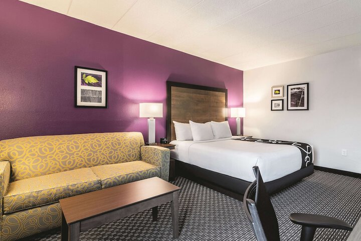 1 King Bed (2 of 19)