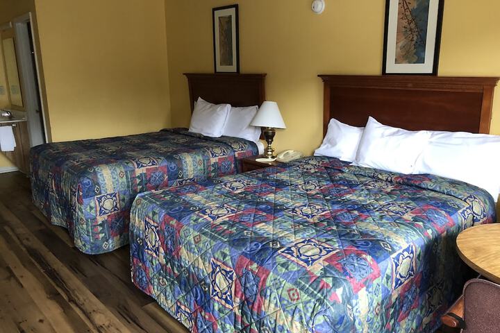 2 Queen Beds (6 of 10)