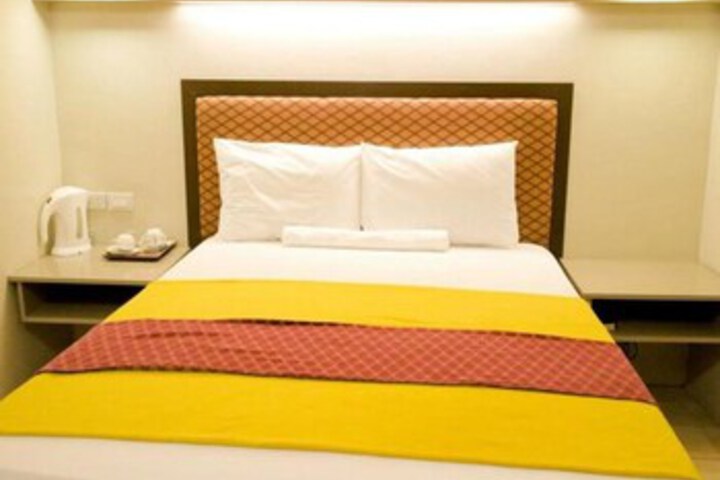 Room 4 of 8