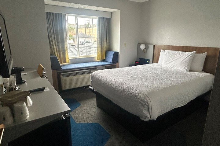 1 Queen Bed Accessible Room (13 of 19)