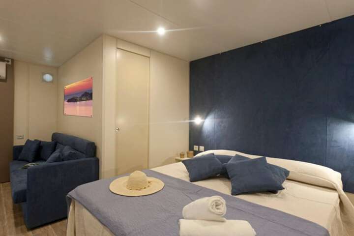 Room 4 of 126