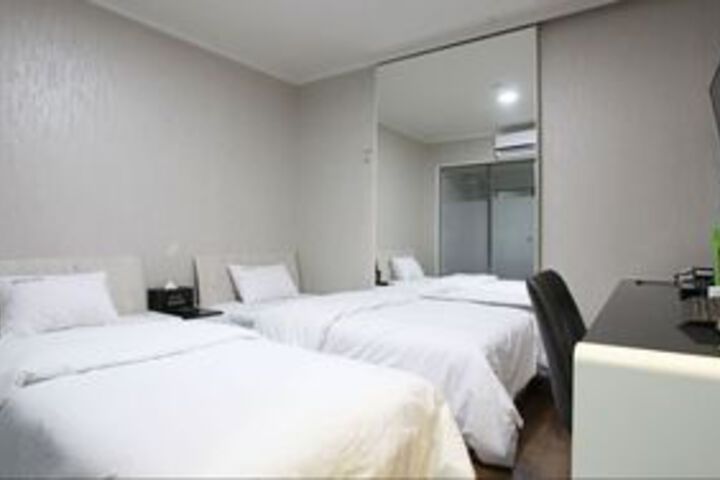 Room 13 of 44