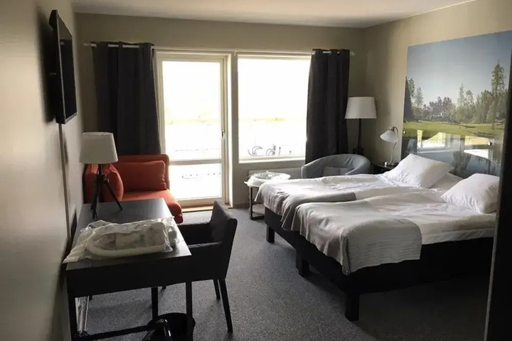 Room 2 of 6