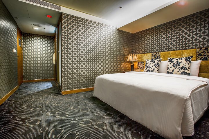 Room 14 of 38