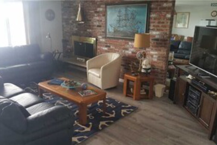 Room 7 of 9