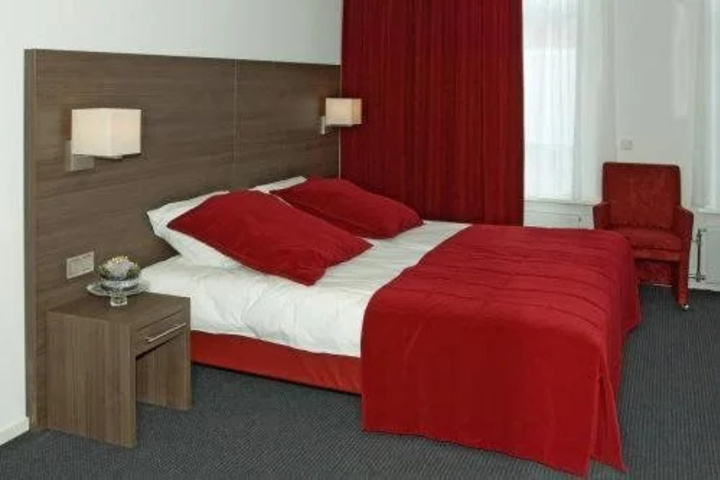 Room 5 of 10